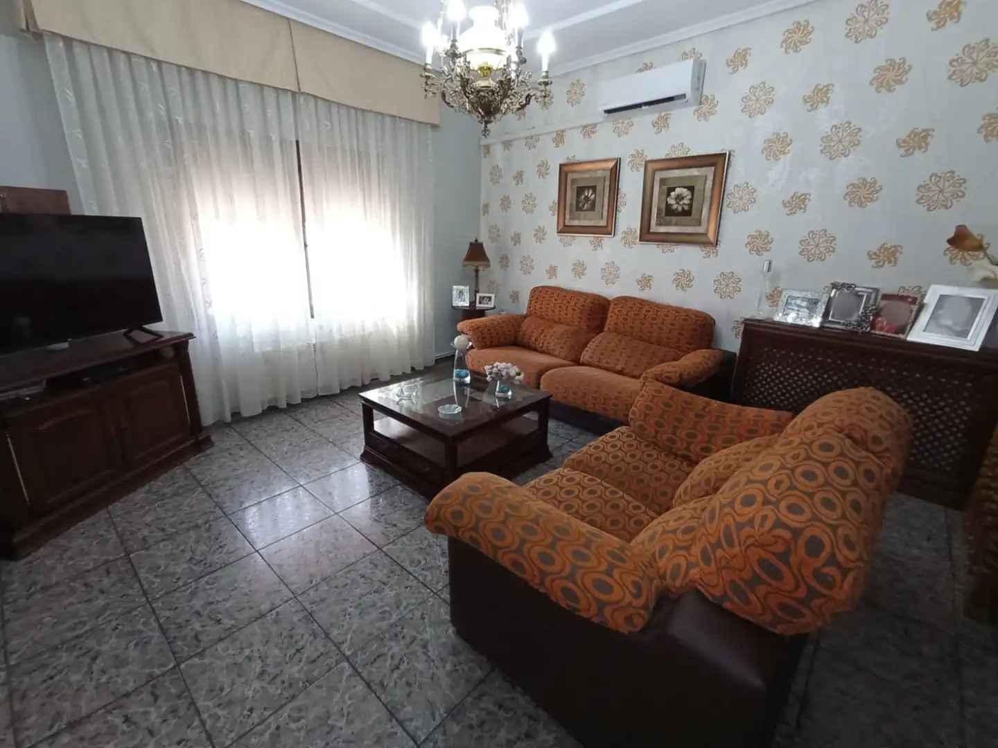 Sala d'estar de Casa o xalet en venda en Tomelloso amb Aire condicionat, Calefacció i Jardí privat