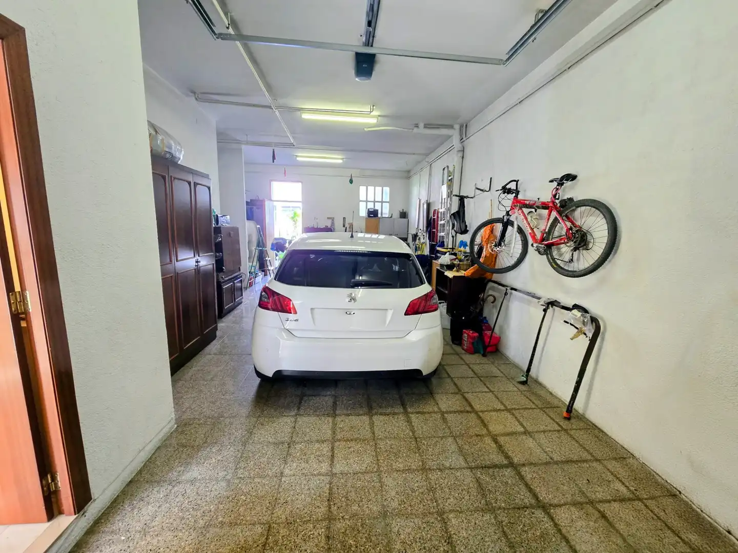 Parkplatz von Einfamilien-Reihenhaus zum Verkauf in Manlleu mit Heizung, Privatgarten und Terrasse