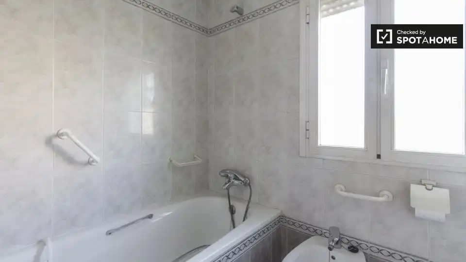 Bathroom of Flat for rent in Madrid  with Air Conditioner, Heating and Furnished