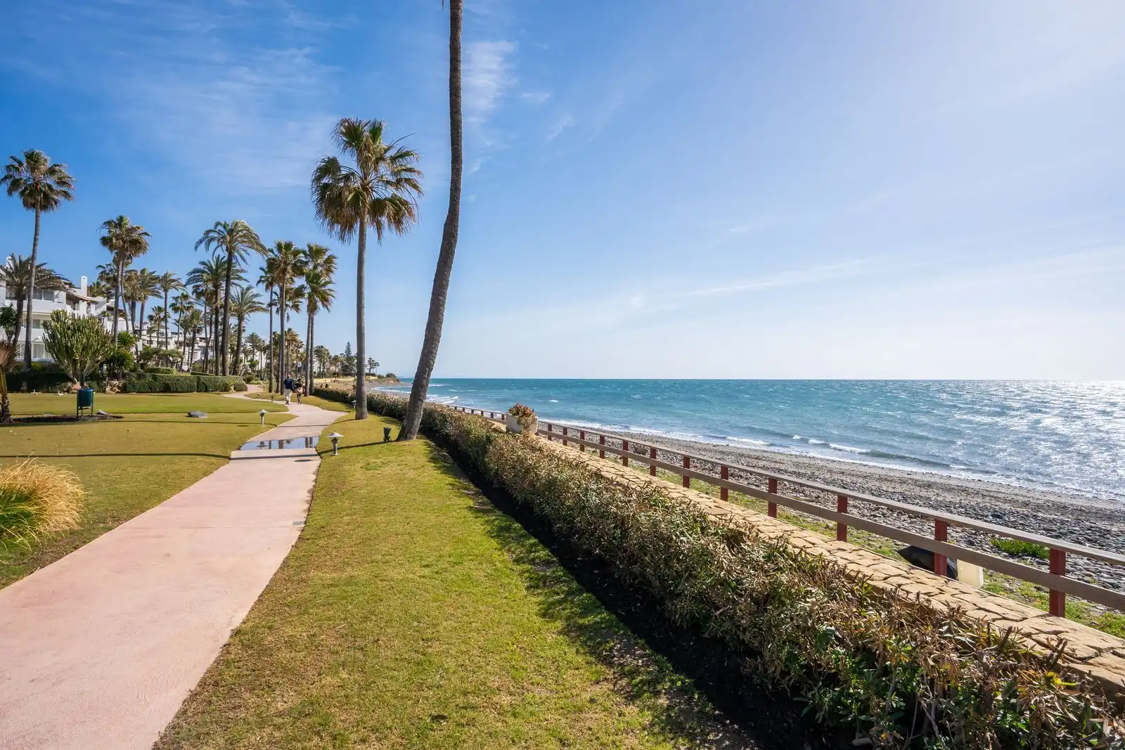 Vista exterior de Apartament en venda en Estepona amb Terrassa, Traster i Moblat