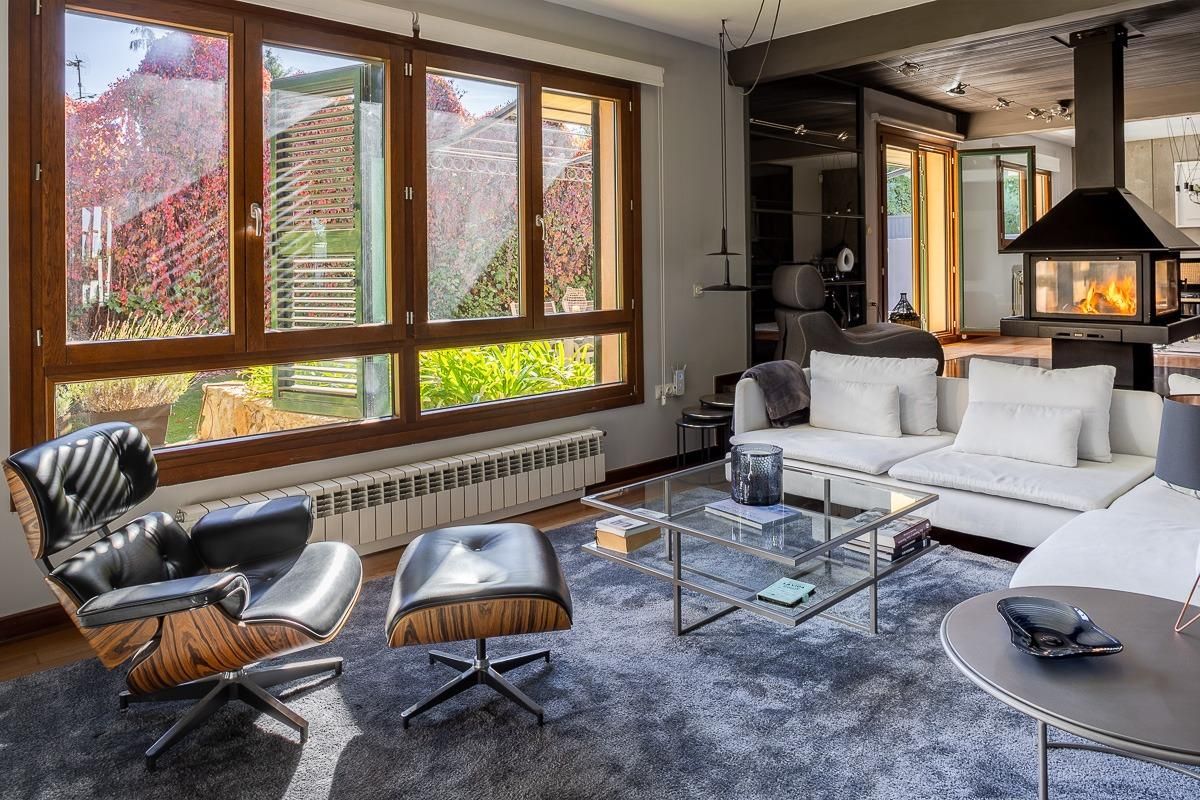 Sala d'estar de Casa adosada en venda en Boadilla del Monte amb Aire condicionat, Jardí privat i Piscina