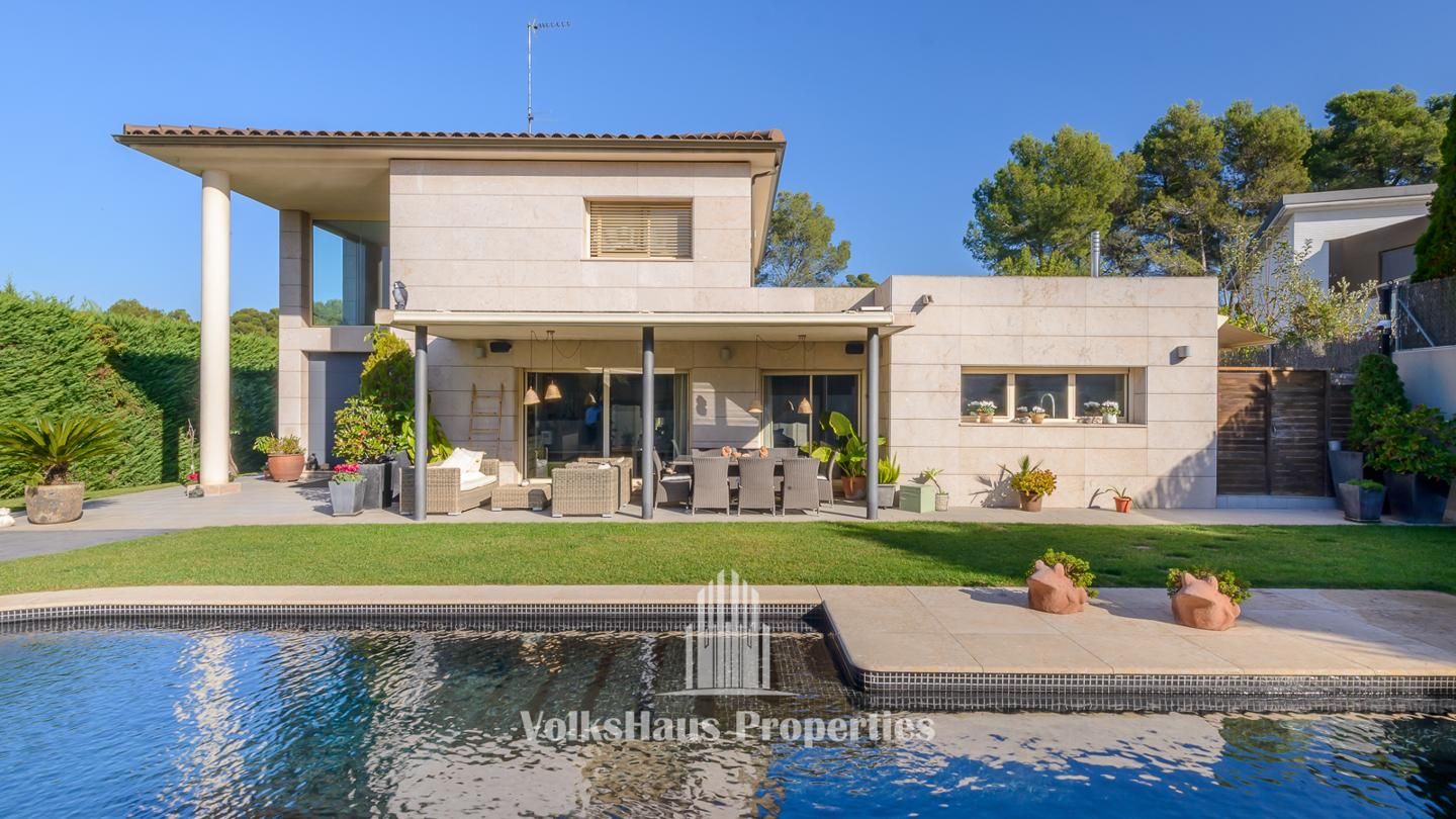 Vista exterior de Casa o xalet en venda en Sant Cugat del Vallès amb Aire condicionat, Calefacció i Jardí privat