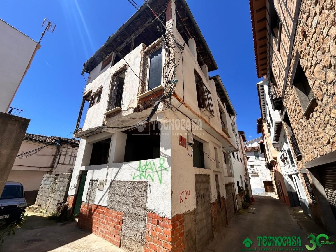 Vista exterior de Casa adosada en venda en Losar de la Vera amb Balcó