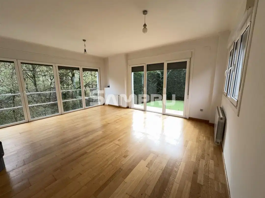 Sala de estar de Piso en venta en Eskoriatza con Calefacción, Jardín privado y Terraza