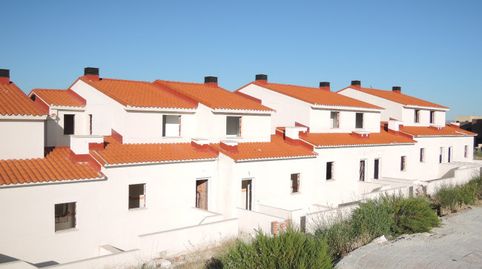 PROMOCIÓN DE 24 VIVIENDAS UNIFAMILIARES ADOSADAS DE PROTECCIÓN PÚBLICA EN LA CALLE LUXEMBURGO, TIRO PICHÓN, ÁVILA.