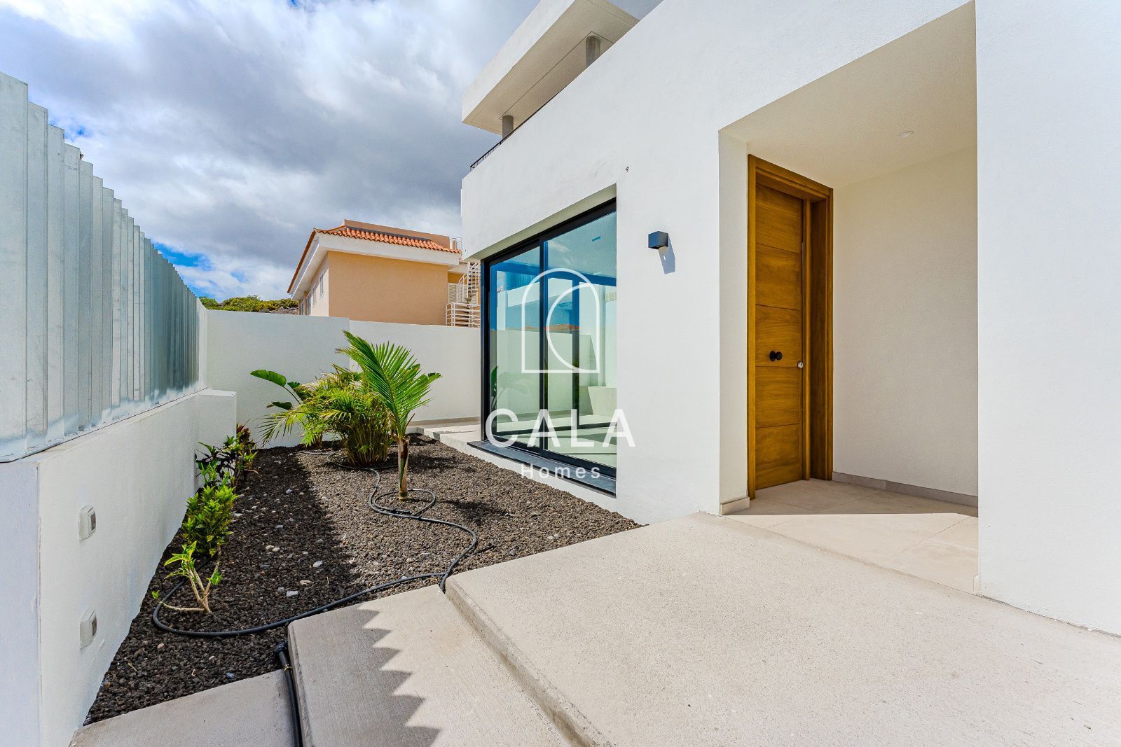 Vista exterior de Casa o xalet en venda en Adeje amb Aire condicionat, Jardí privat i Terrassa