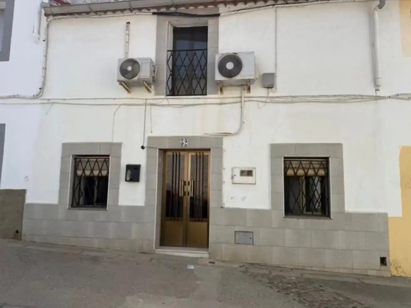 Vista exterior de Casa adosada en venda en Arroyomolinos (Cáceres) amb Aire condicionat i Balcó