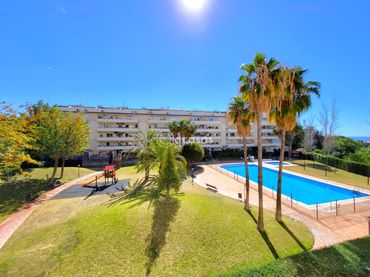 Pis amb piscina en venda a Avenida Esmeralda 10