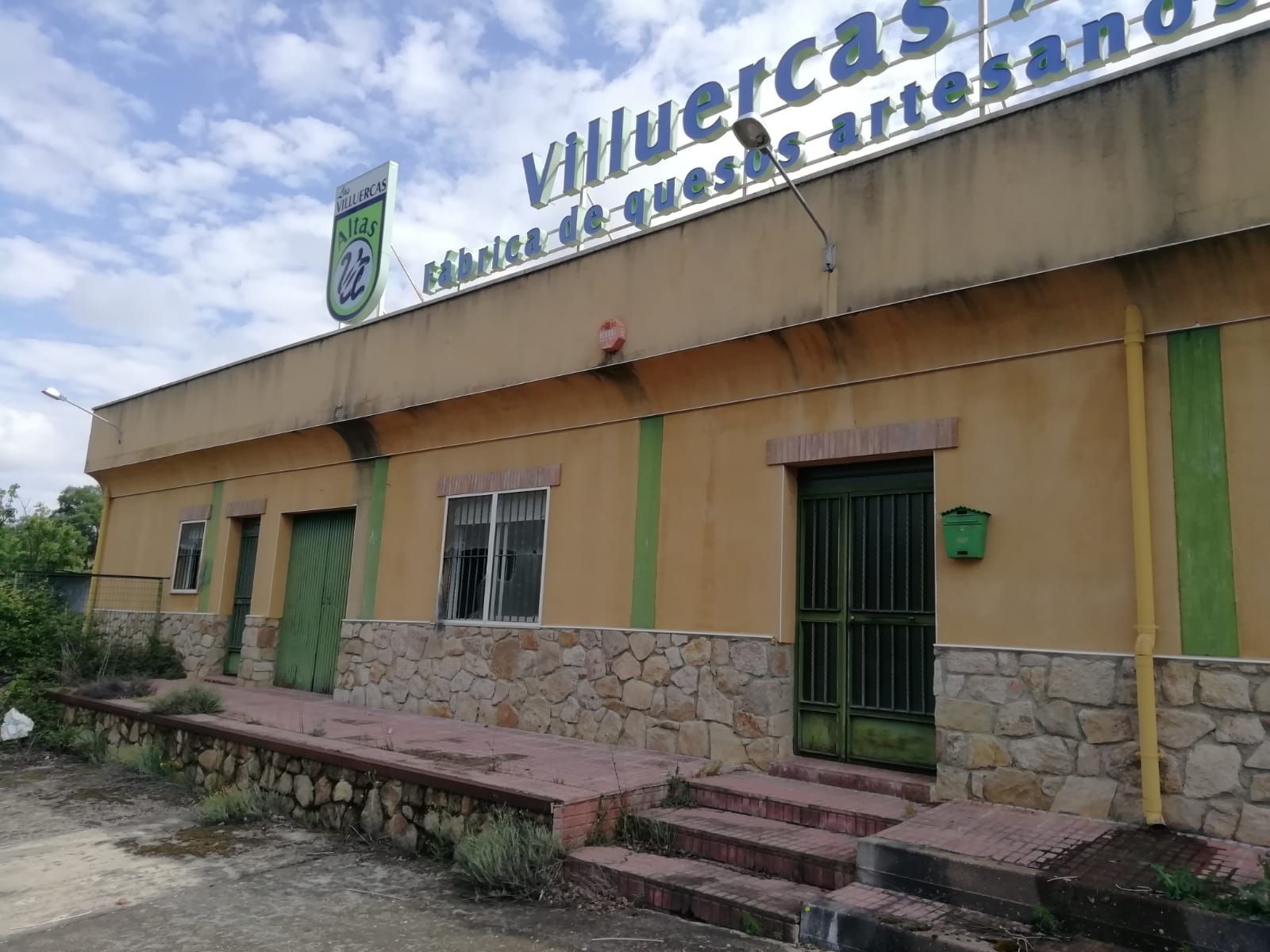 Exterior view of Industrial buildings for sale in Navezuelas
