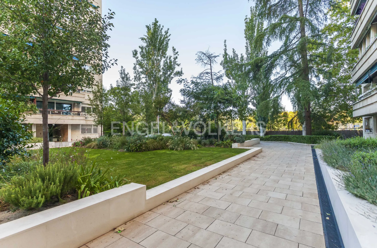 Terrassa de Apartament en venda en  Madrid Capital amb Calefacció, Jardí privat i Terrassa