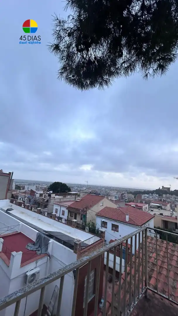 Vista exterior de Casa o xalet en venda en Castelldefels amb Aire condicionat, Jardí privat i Terrassa