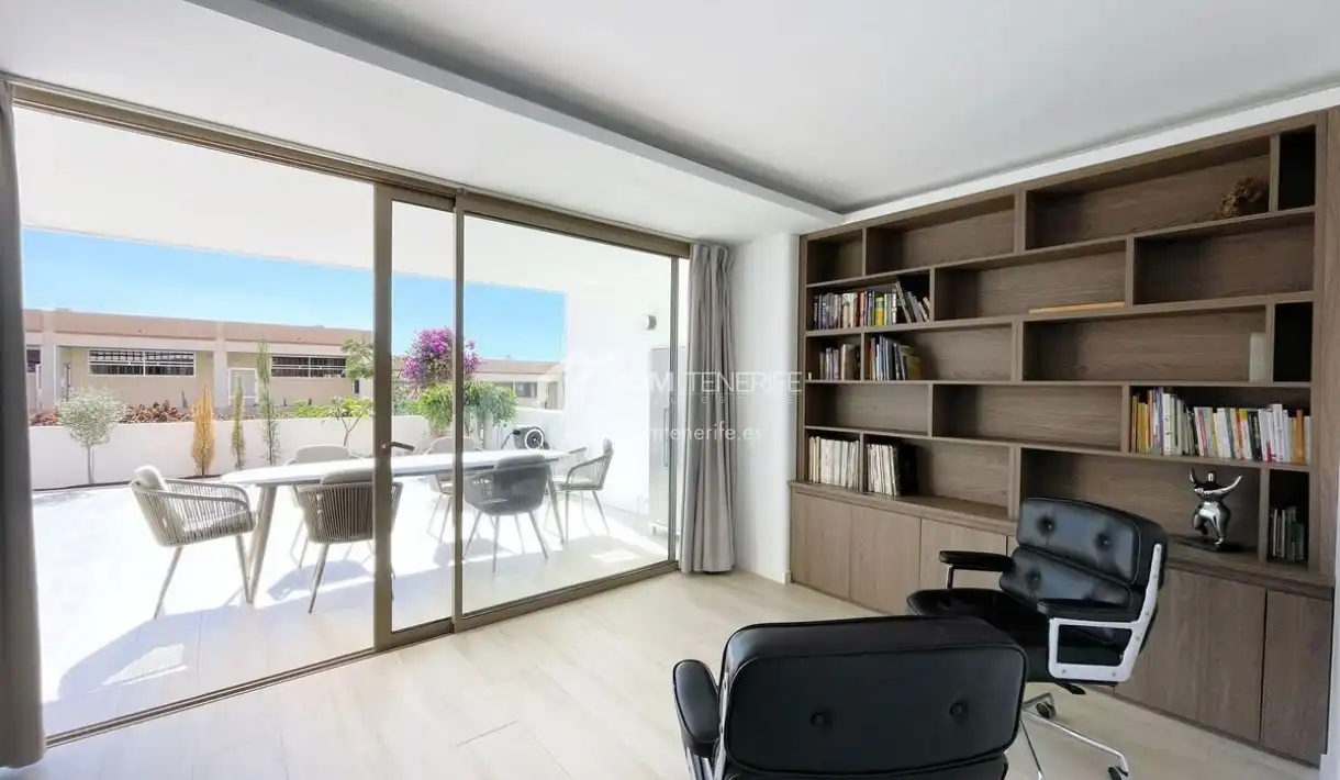 Sala de estar de Piso en venta en Adeje con Terraza, Piscina y Amueblado