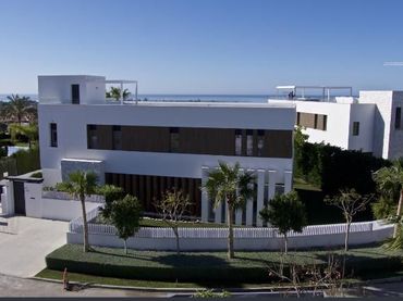Detached house with pool for sale in Benahavís pueblo