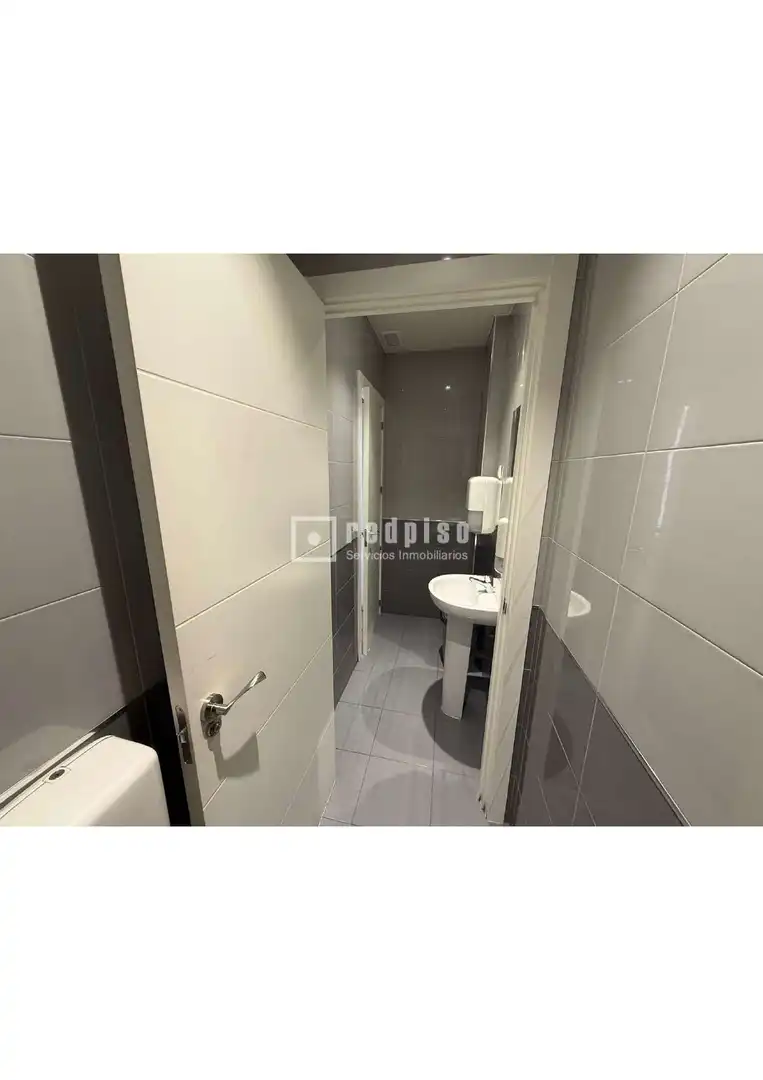 Baño de Local de alquiler en Torrejón de Ardoz con Parquet