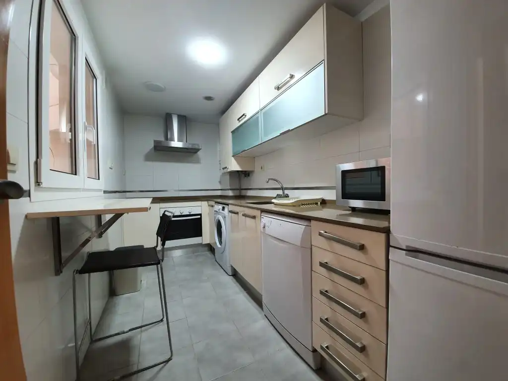 Küche von Wohnung zum Verkauf in La Línea de la Concepción mit Möbliert, Ofen und Mikrowelle