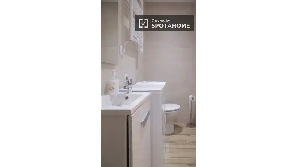 Bathroom of Flat for rent in Madrid  with Air Conditioner, Heating and Furnished