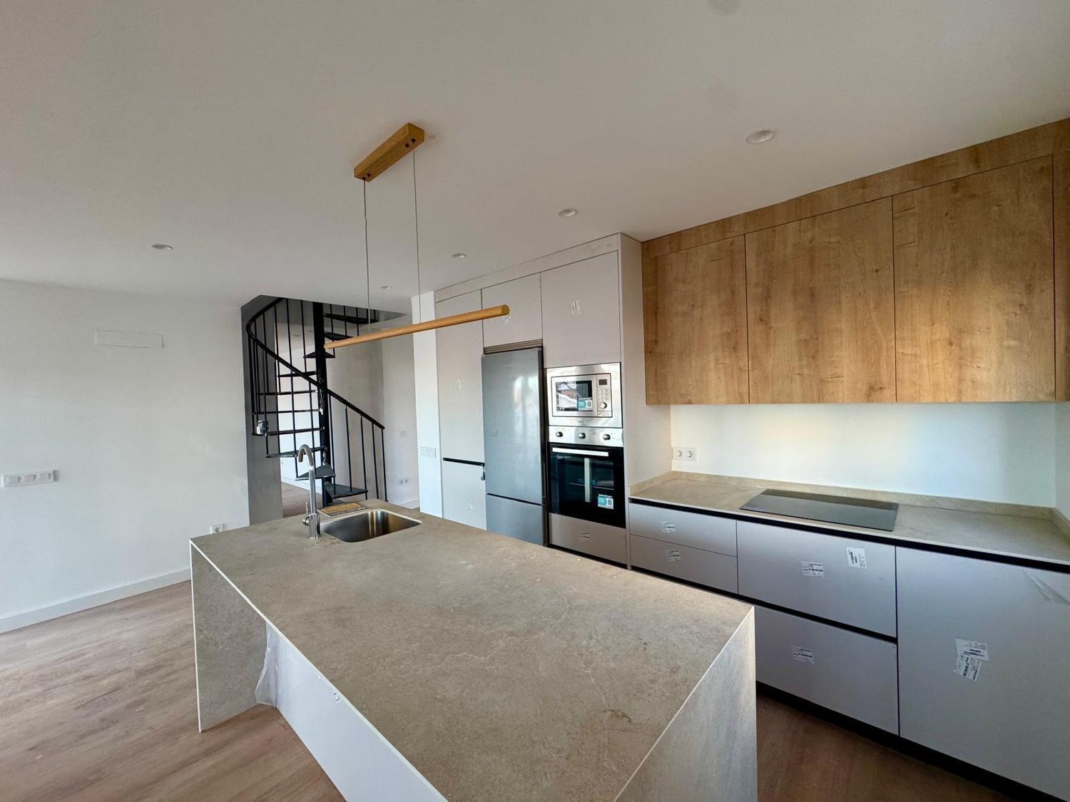 Cuina de Dúplex en venda en Torremolinos amb Aire condicionat, Jardí privat i Terrassa