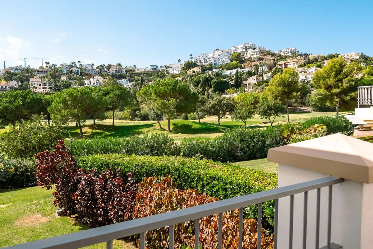 Vista exterior de Apartament en venda en Benahavís amb Aire condicionat, Terrassa i Alarma