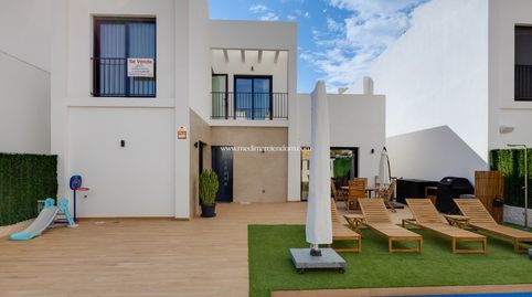 Moderna villa de nueva construcción con piscina privada climatizada en Ciudad Quesada, cerca de la playa y los servicios. Bienveni