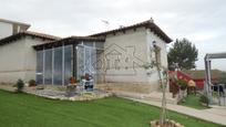 Vista exterior de Casa o xalet en venda en Fuentenovilla amb Calefacció, Jardí privat i Traster