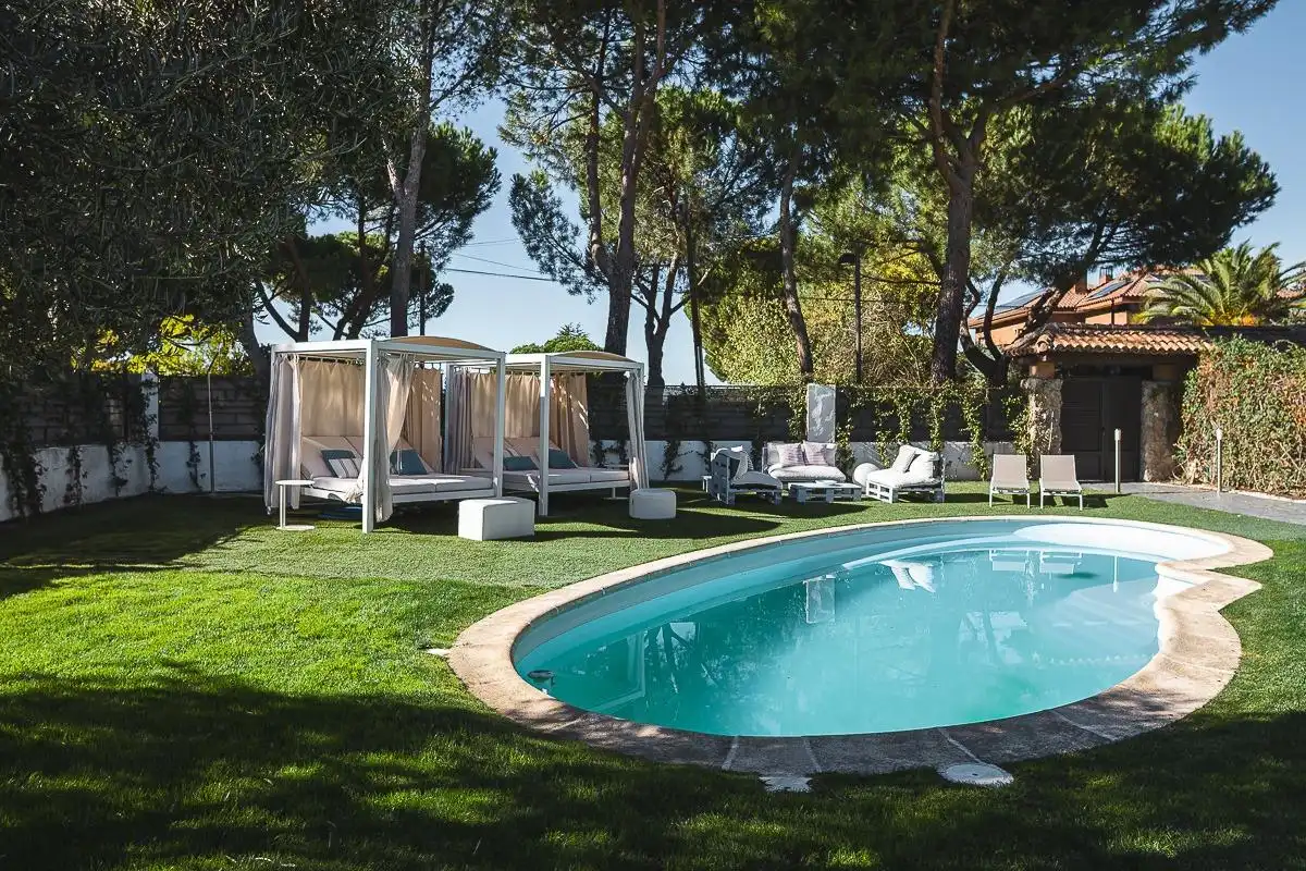 Piscina de Casa adosada en venta en Boadilla del Monte con Aire acondicionado, Calefacción y Jardín privado