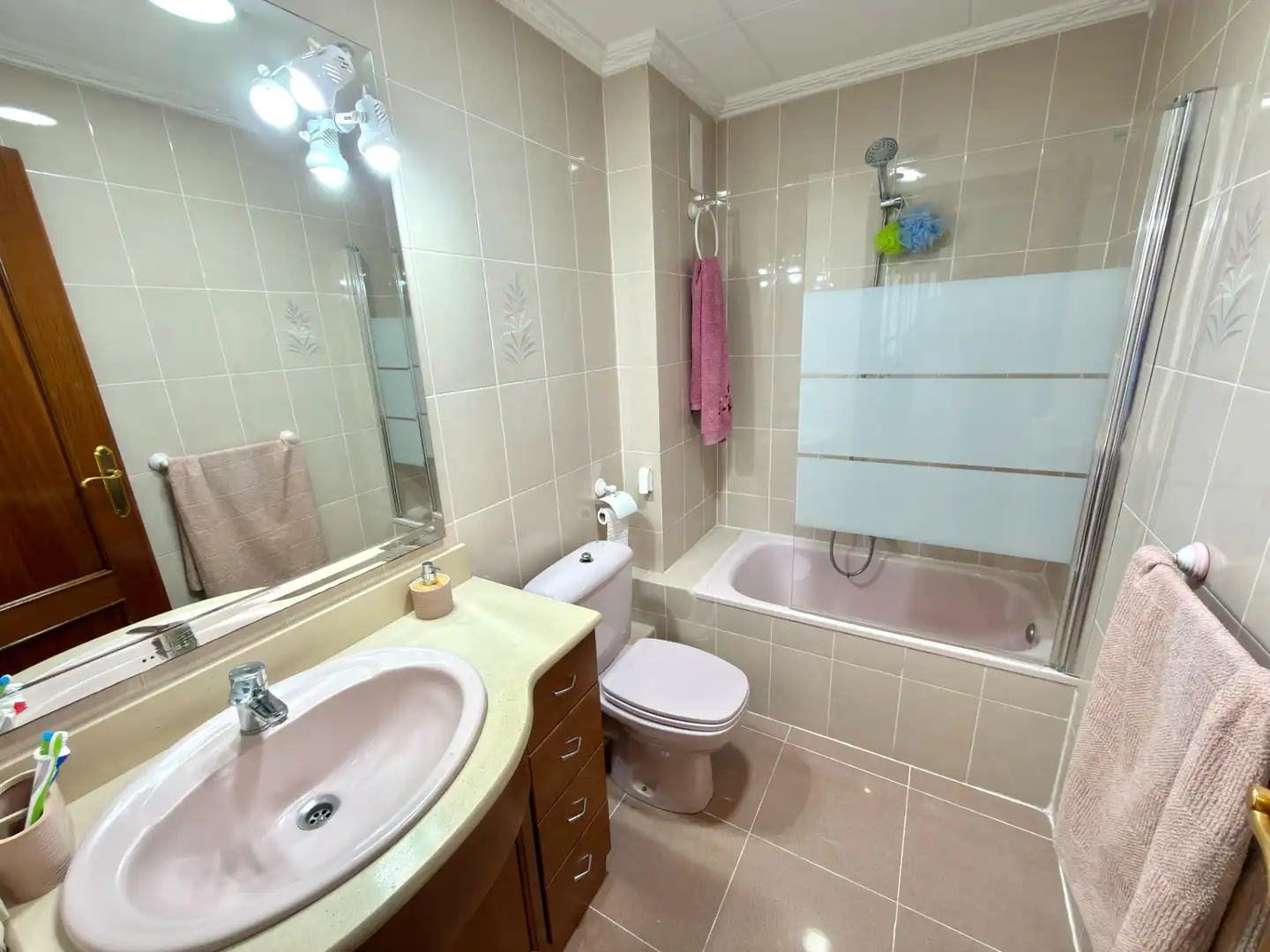 Baño de Piso de alquiler en Xirivella con Aire acondicionado, Calefacción y Terraza