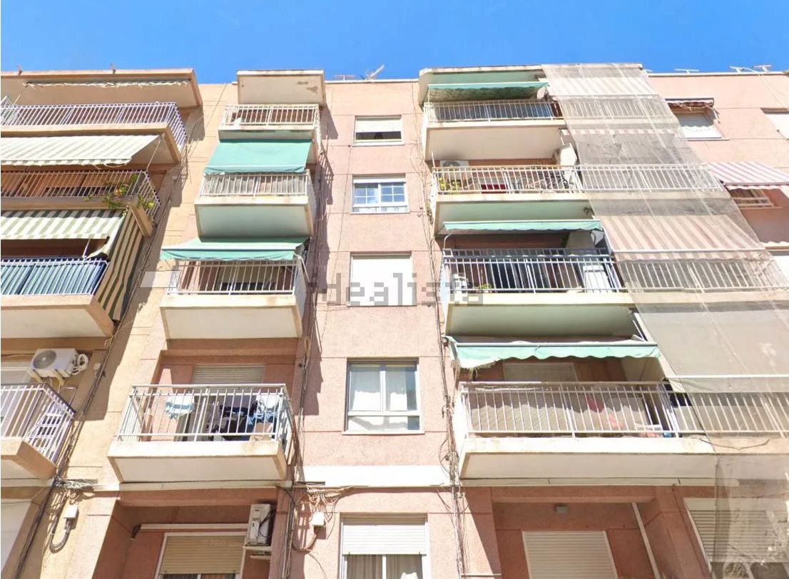 Vista exterior de Piso en venta en Elche / Elx con Amueblado y Balcón