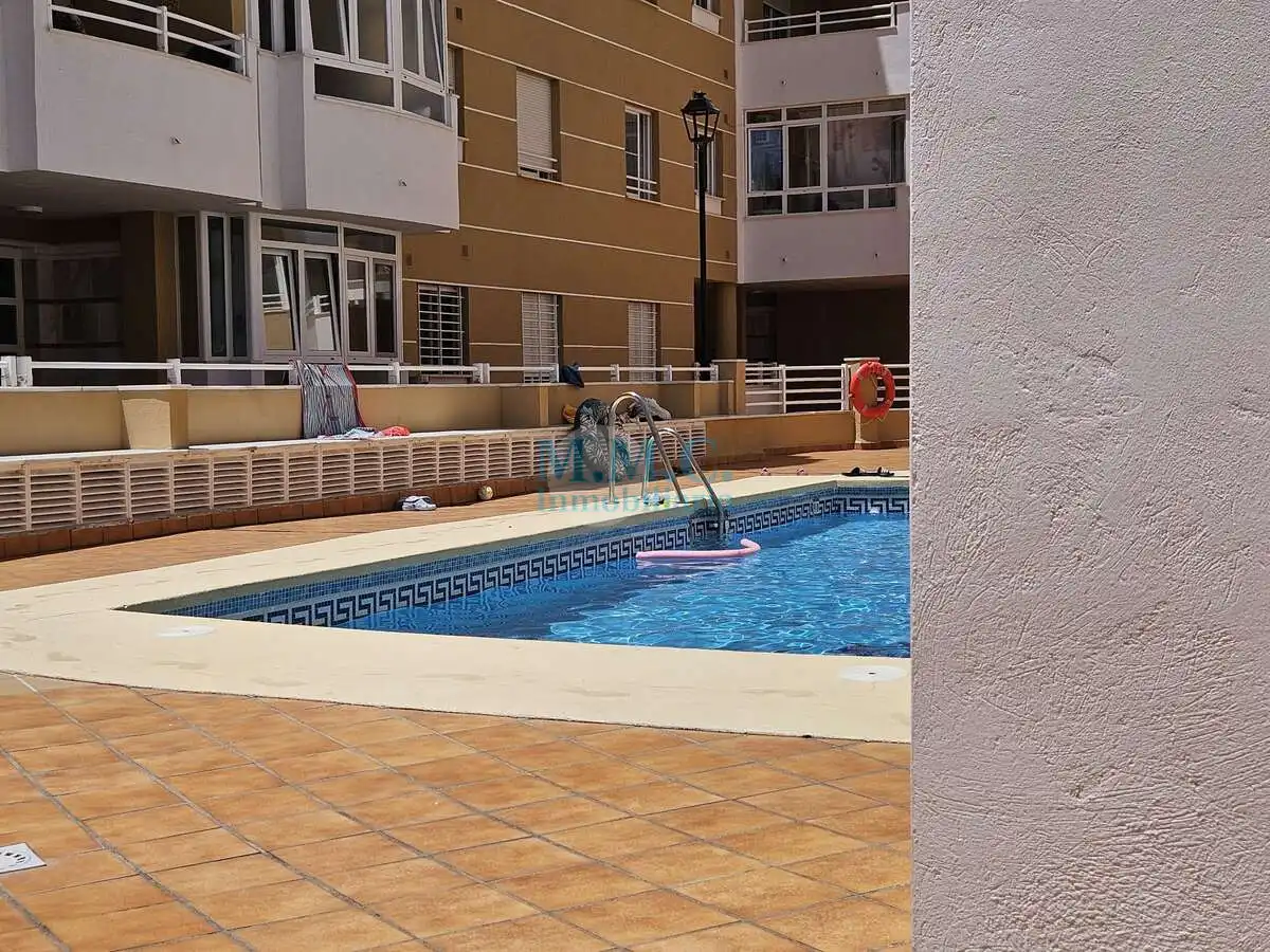 Piscina de Pis en venda en Roquetas de Mar amb Aire condicionat, Terrassa i Moblat