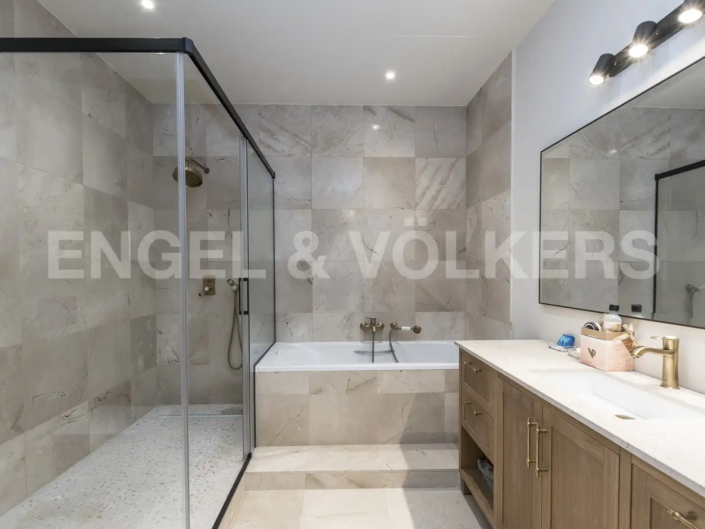 Bathroom of Houses for sale in Castelldefels  with Air Conditioner, Heating and Private garden