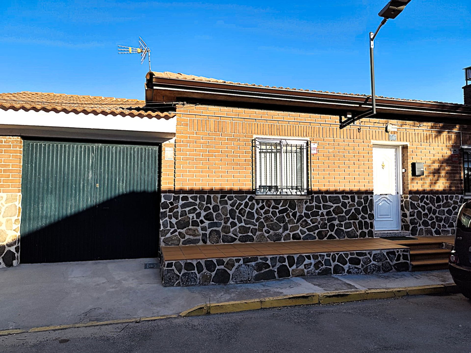Vista exterior de Casa adosada en venda en Ciruelos amb Calefacció, Parquet i Traster