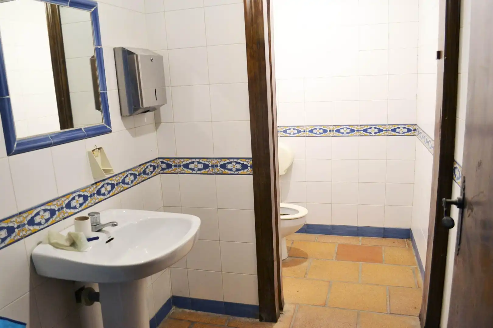Baño de Local de alquiler en Algeciras con Aire acondicionado y Amueblado