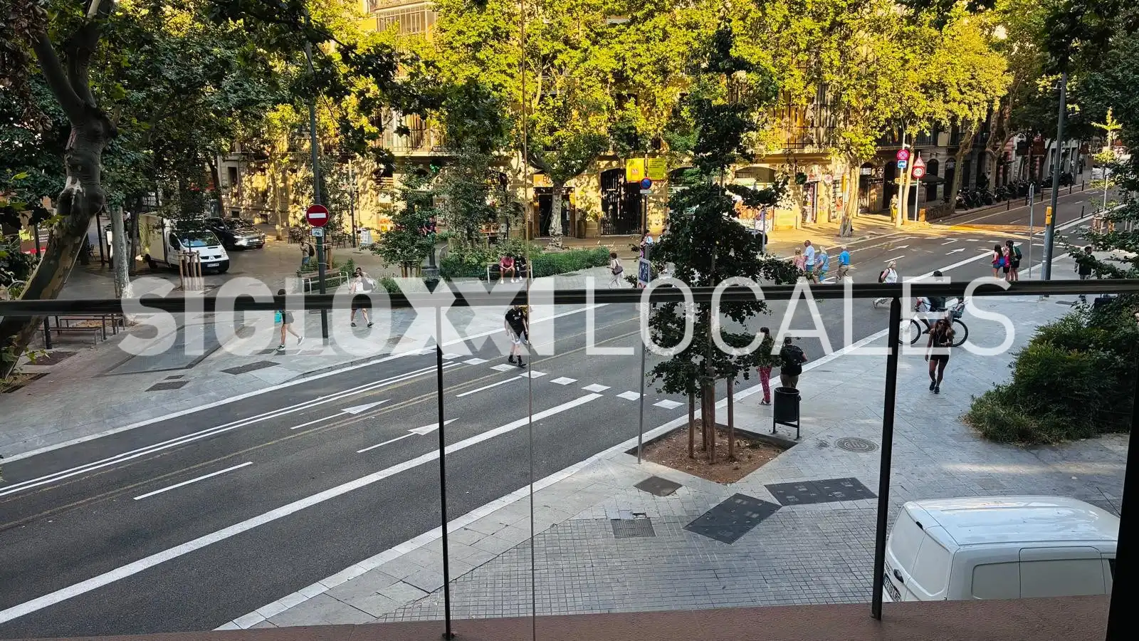 Exterior view of Commercial properties for rent in Barcelona  with Air Conditioner