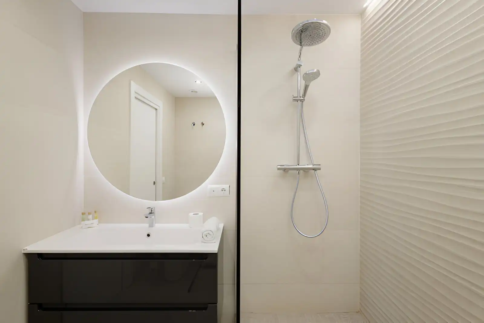 Badezimmer von Erdgeschoss zum Verkauf in Marbella mit Klimaanlage, Privatgarten und Terrasse