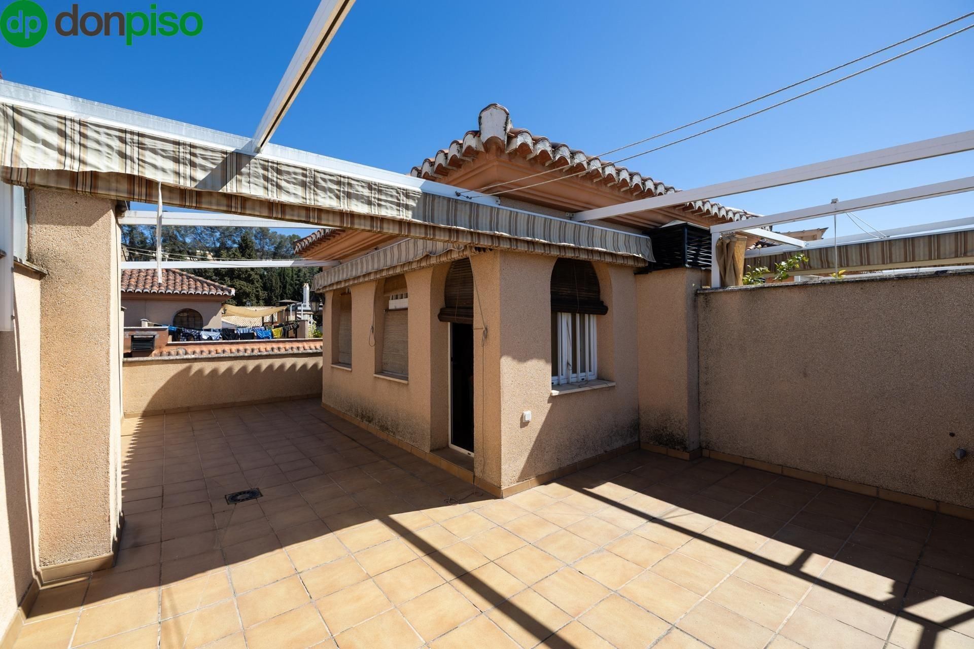 Vista exterior de Casa adosada en venda en  Granada Capital amb Calefacció, Terrassa i Balcó