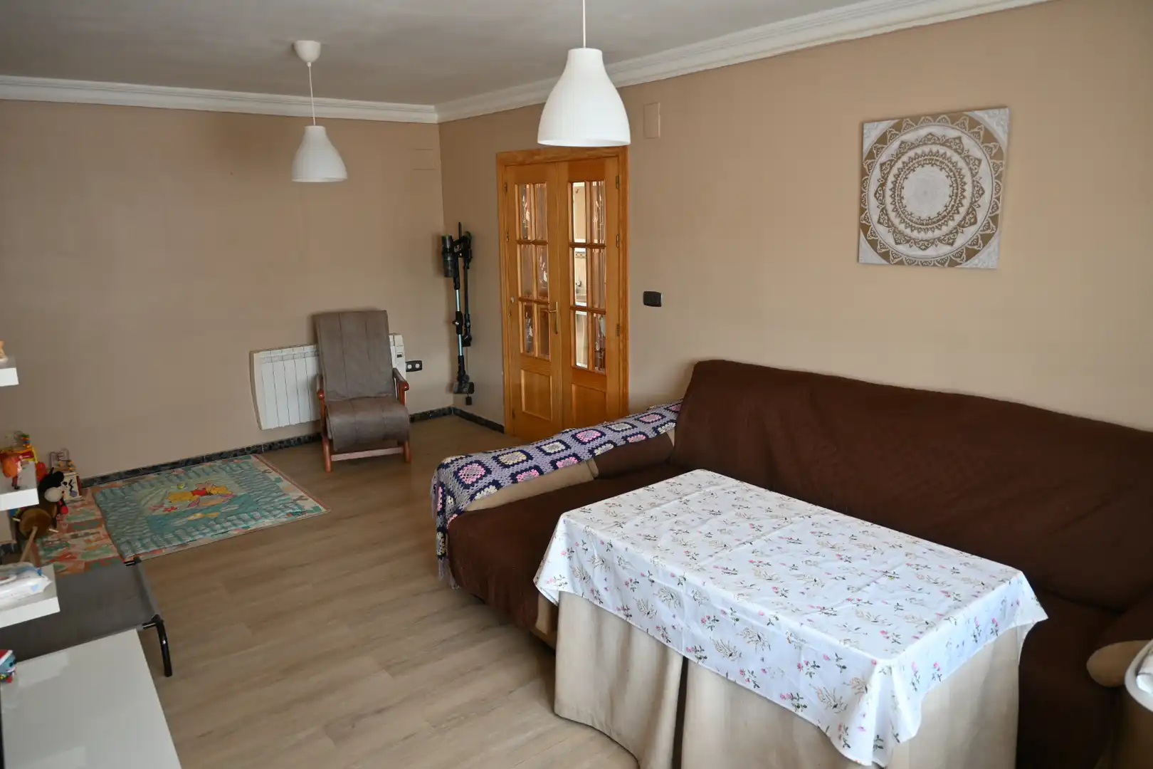 Sala de estar de Casa adosada en venta en Las Gabias con Aire acondicionado, Trastero y Balcón