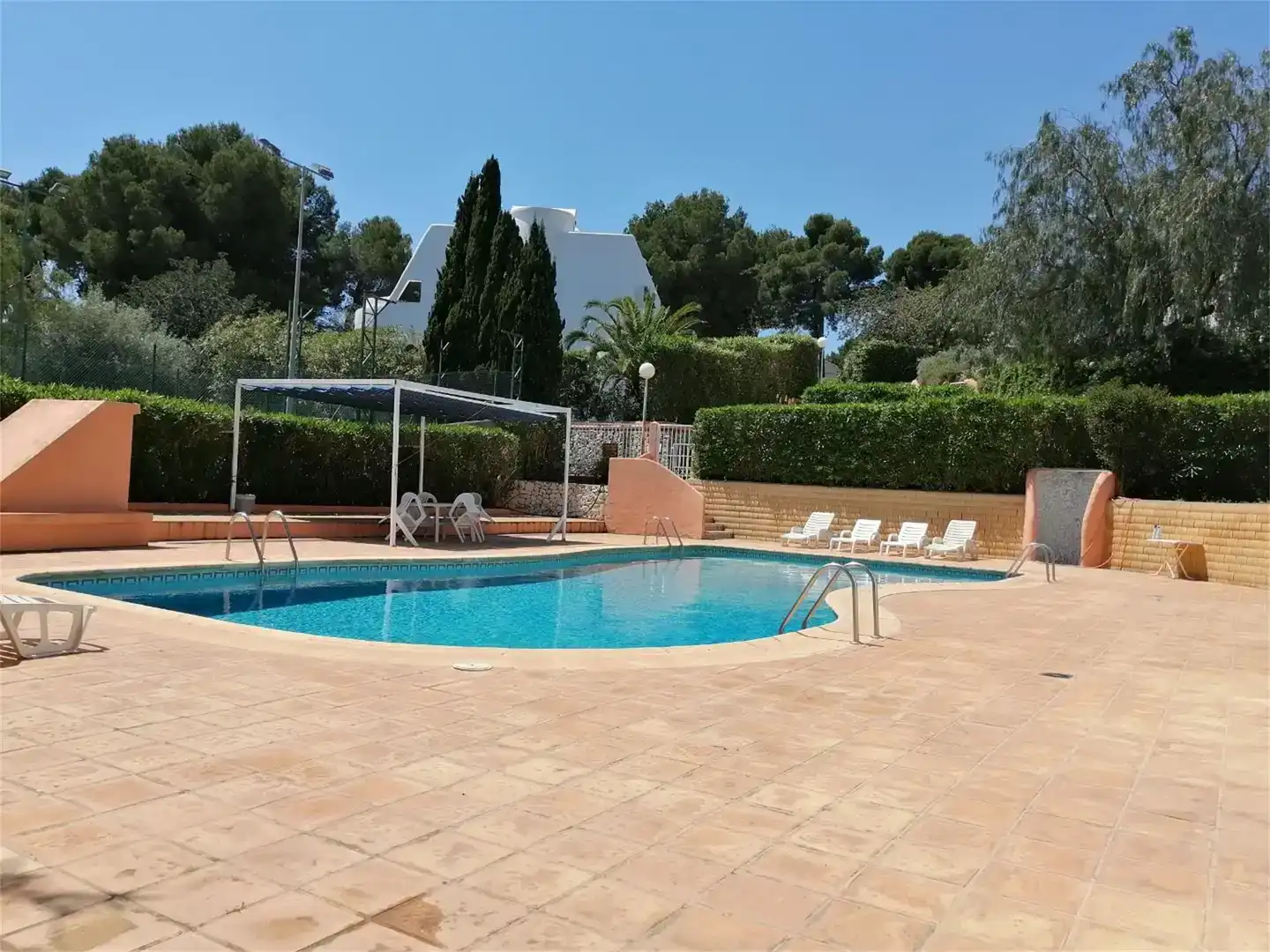 Piscina de Casa adosada de lloguer en Moraira amb Aire condicionat, Jardí privat i Traster