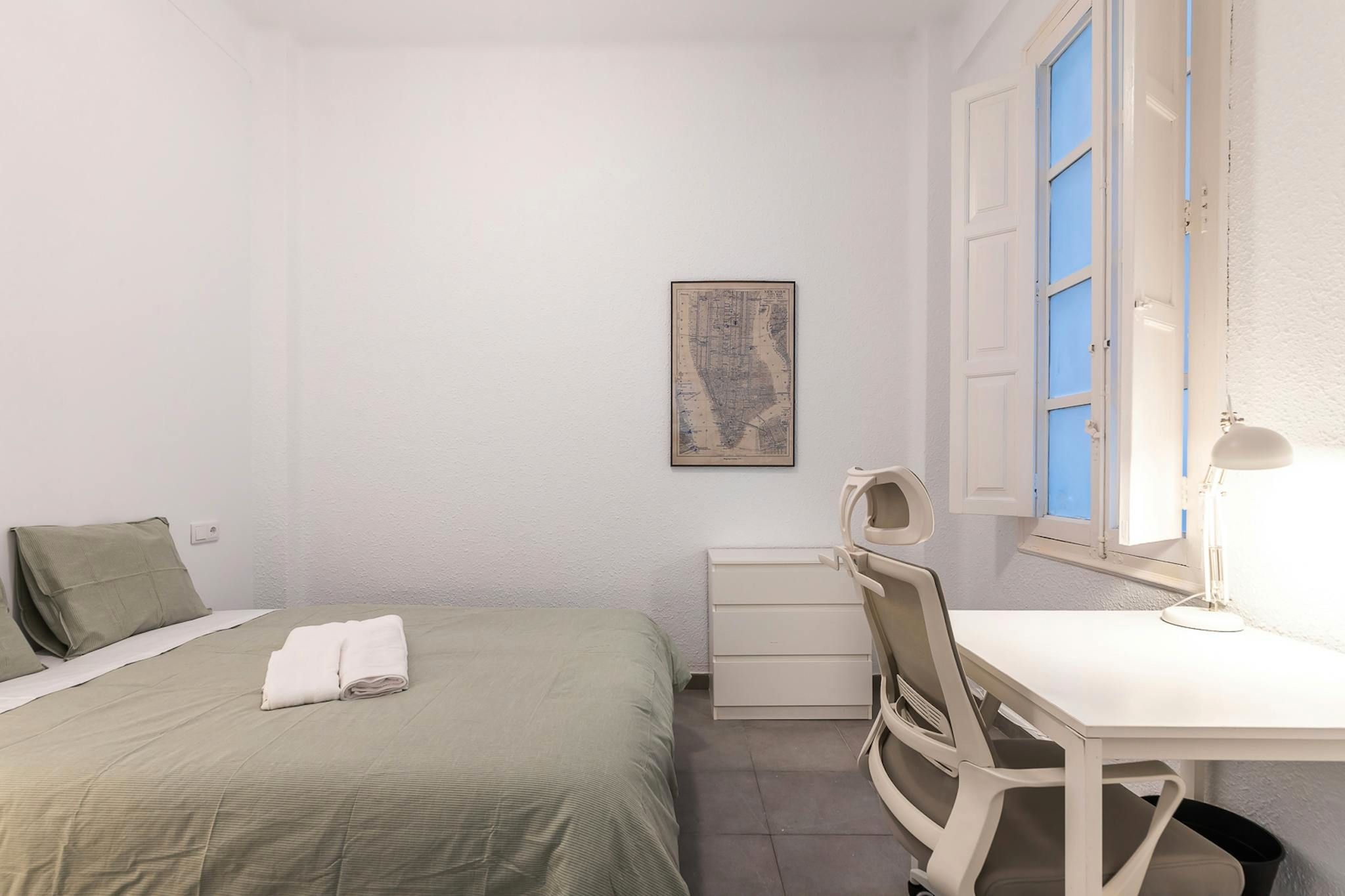 Bedroom of Flat to share in  Valencia Capital  with Heating, Washing machine and Balcony