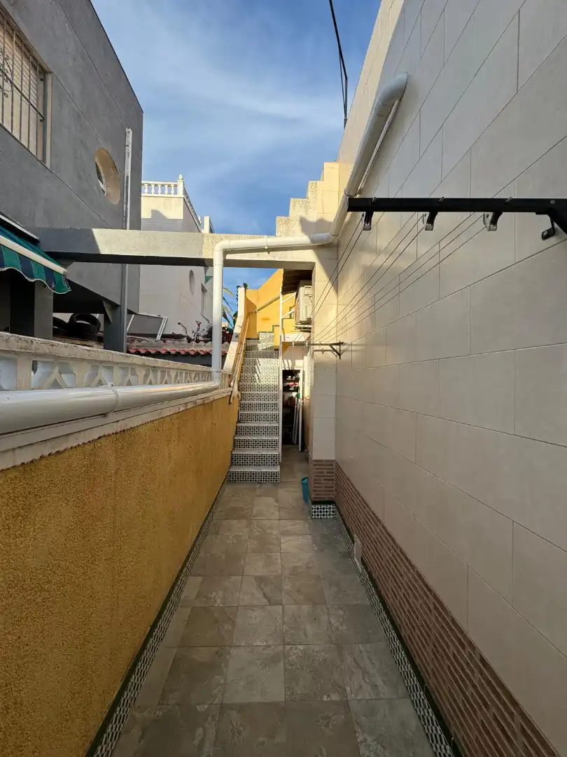 Vista exterior de Casa adosada en venda en Torrevieja amb Aire condicionat, Calefacció i Terrassa