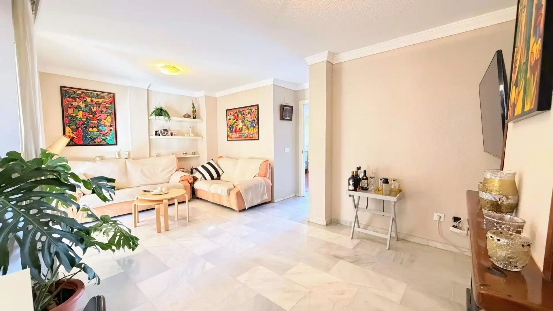 Sala de estar de Casa adosada en venta en Torremolinos con Terraza, Trastero y Piscina comunitaria