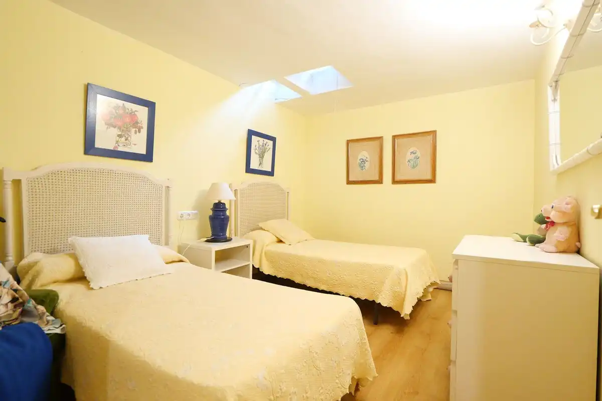 Habitación de Casa adosada en venta en Marbella con Aire acondicionado, Terraza y Piscina comunitaria