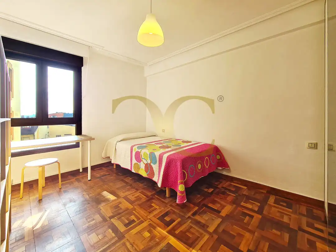 Habitación de Piso en venta en Oviedo  con Calefacción, Trastero y Amueblado