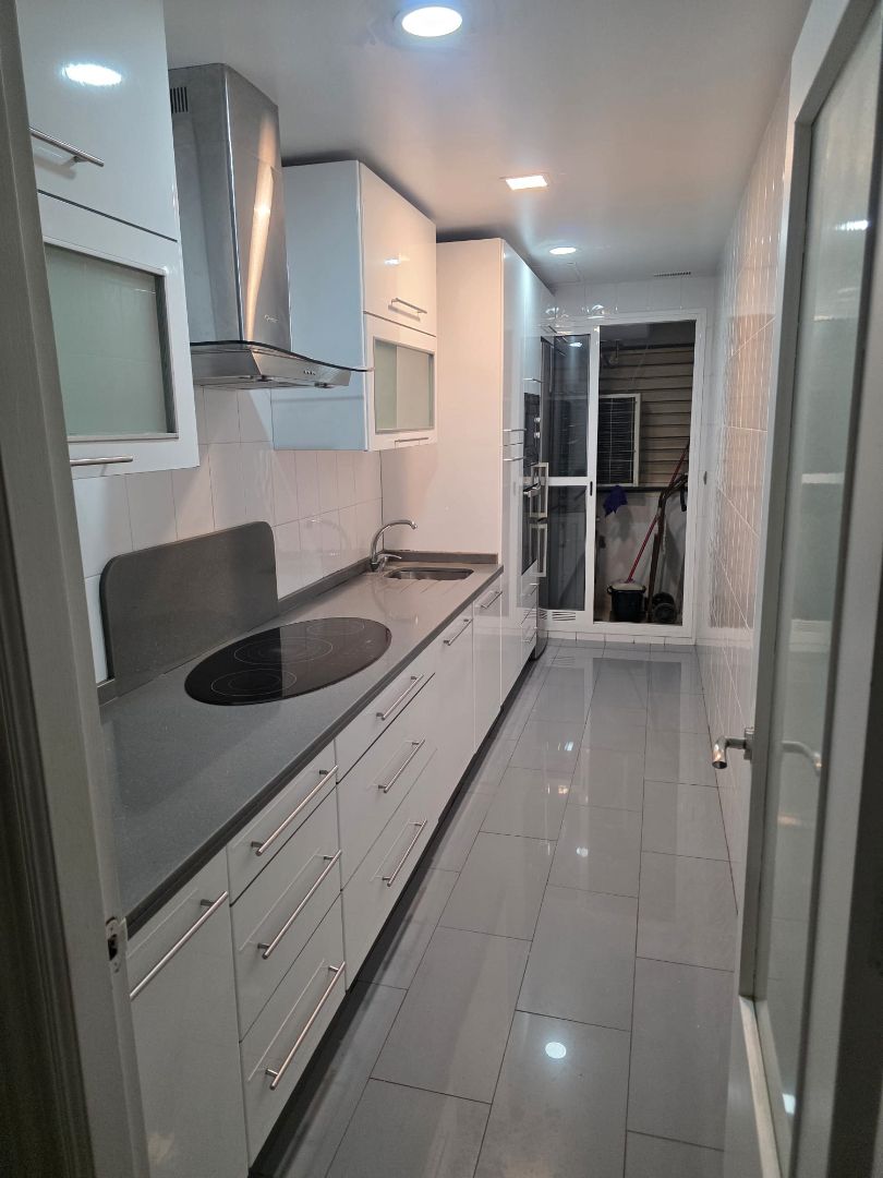 Kitchen of Flat to rent in  Sevilla Capital  with Air Conditioner, Furnished and Oven