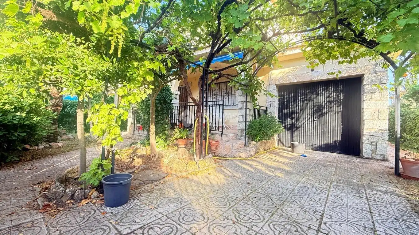 Vista exterior de Casa adosada en venta en Camarena con Calefacción, Trastero y Piscina comunitaria