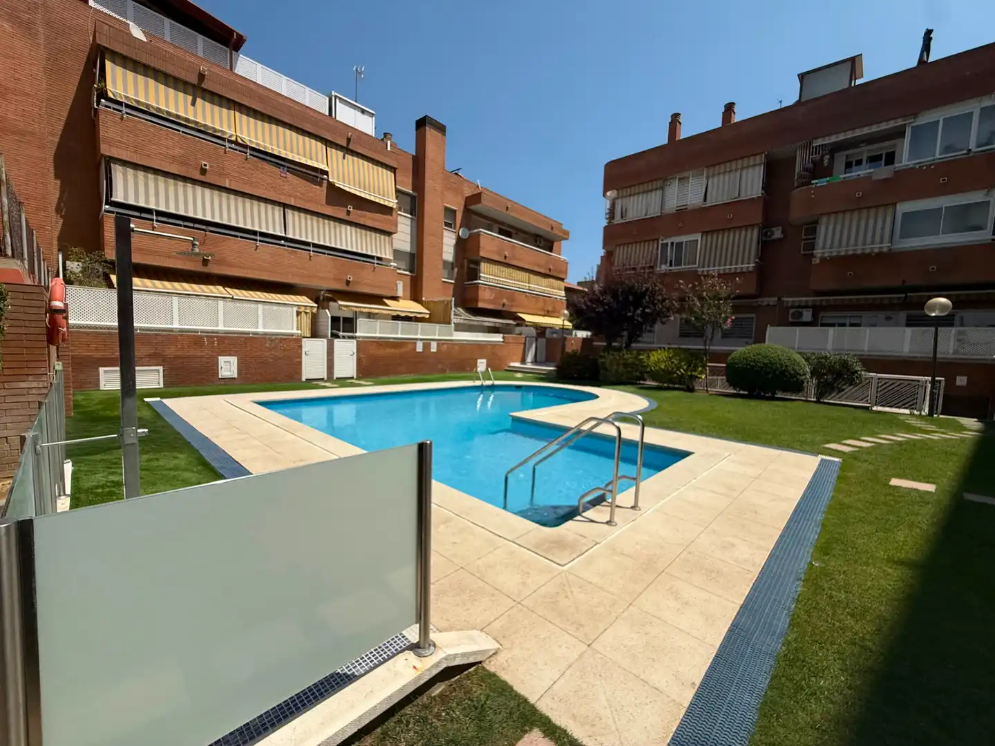 Piscina de Piso en venta en Cornellà de Llobregat con Aire acondicionado, Calefacción y Parquet