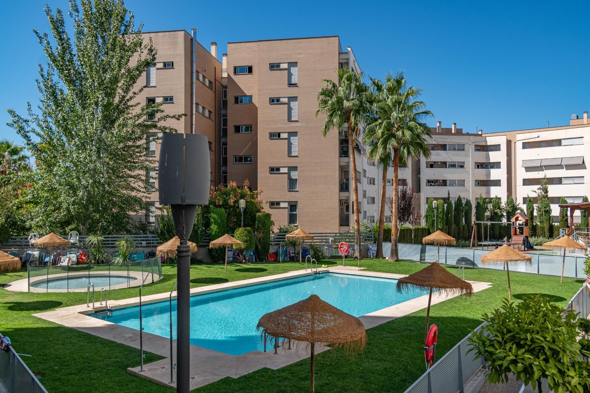 Vista exterior de Piso en venta en  Granada Capital con Calefacción, Jardín privado y Terraza
