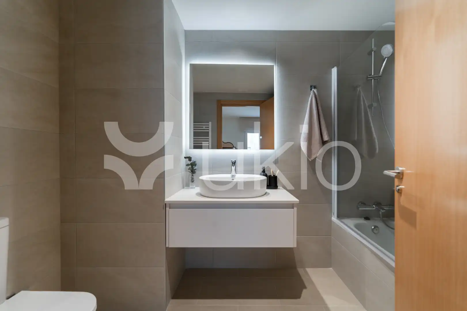 Bany de Apartament de lloguer en Madrid amb Aire condicionat, Calefacció i Moblat