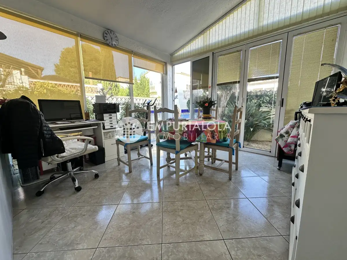 Menjador de Casa o xalet en venda en Empuriabrava amb Aire condicionat, Jardí privat i Piscina