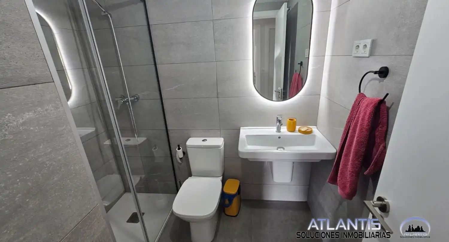 Bathroom of Flat for sale in Sevilla  with Air Conditioner, Heating and Community pool