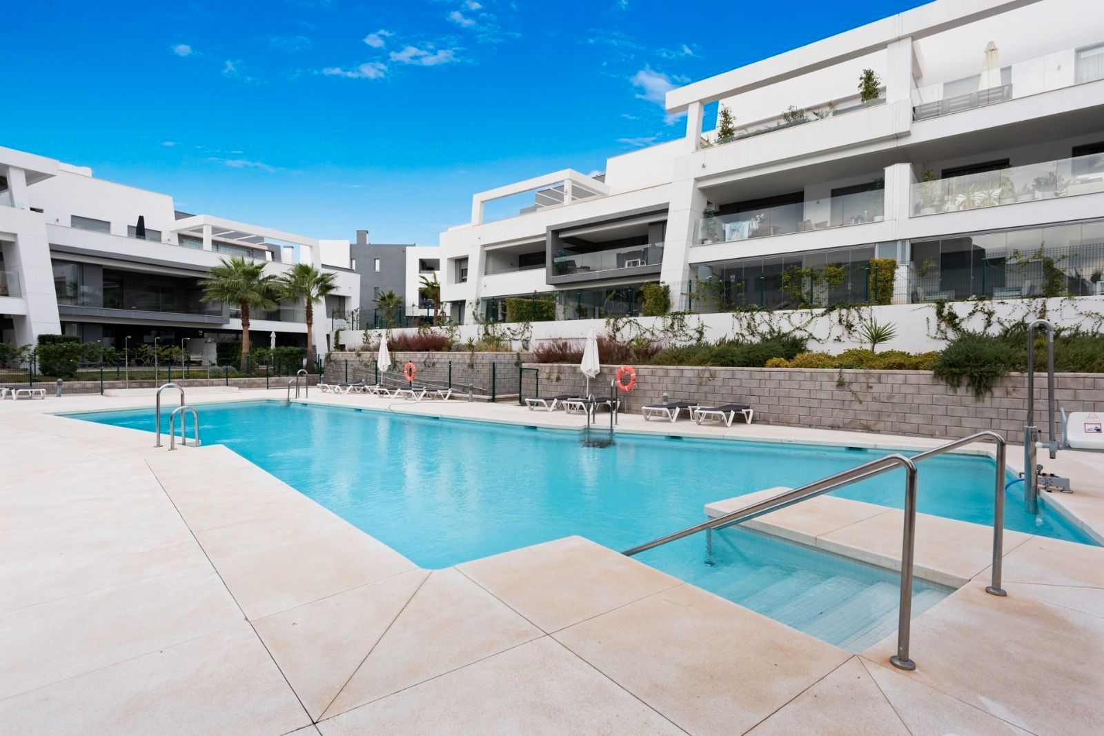 Piscina de Pis en venda en Estepona amb Aire condicionat, Terrassa i Moblat