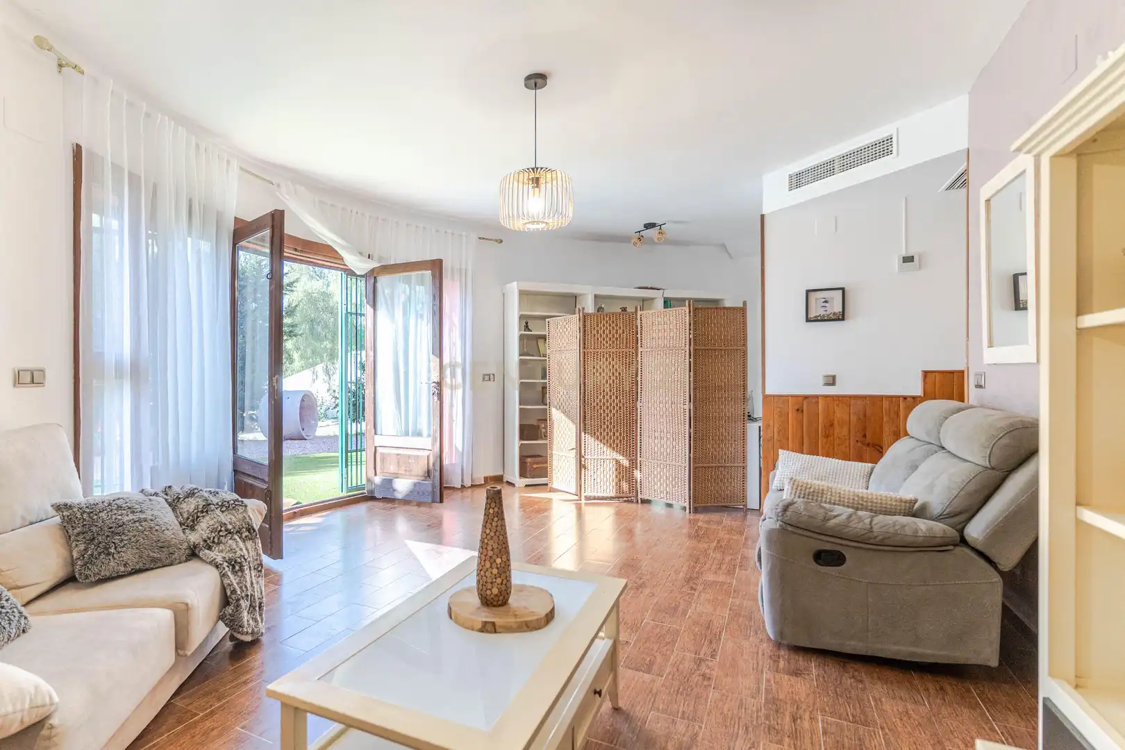Sala de estar de Casa o chalet en venta en Motril con Aire acondicionado, Jardín privado y Trastero